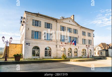 Vayrac, Francia 30 dicembre 2019 - deserted Hotel de Ville (municipio) nel centro della città Foto Stock