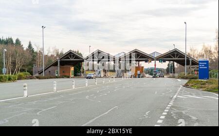 Autostrada A89, Uzerche Francia 2 gennaio 2020 - Auto entrata e uscita dalla strada a pedaggio a la Croix de Doubs Foto Stock