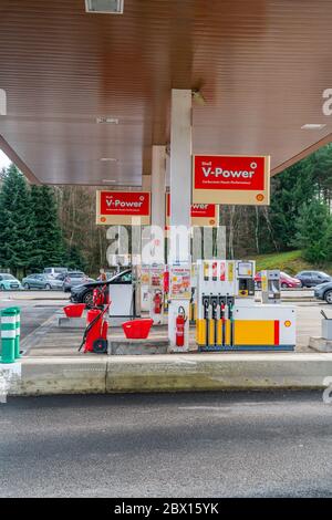 Autostrada A89, Francia 2 gennaio 2020 - pendolari che ricevono gas presso la stazione di servizio Shell Aire de repos de la Correze (zona di riposo Correze) Foto Stock