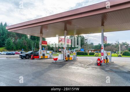 Autostrada A89, Francia 2 gennaio 2020 - pendolari che ricevono gas presso la stazione di servizio Shell Aire de repos de la Correze (zona di riposo Correze) Foto Stock