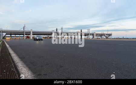 Autostrada A89, Clermont-Ferrand, Francia 2 gennaio 2020 - Auto che entra e lascia la strada a pedaggio a Clermont-Ferrand Foto Stock