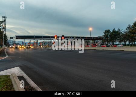 Autostrada A89, Clermont-Ferrand, Francia 2 gennaio 2020 - Auto che entra e lascia la strada a pedaggio a Martres D'artière Foto Stock