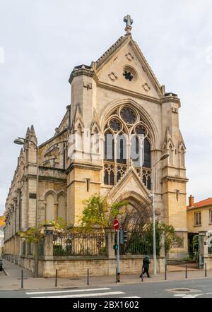 Lione, Francia 3 gennaio 2020 - persone che passano il Santo nome della chiesa di Gesù a Lione Foto Stock