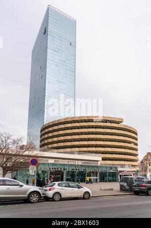 Lione, Francia 3 gennaio 2020 - persone che entrano nella Food Court Les Halles de Lyon Paul Bocuse (le sale di Paul Bocuse) il famoso foodCourt di Lione Foto Stock