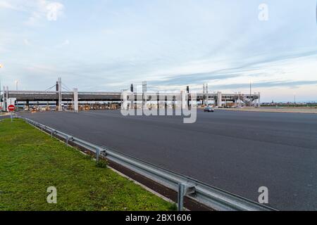 Autostrada A89, Clermont-Ferrand, Francia 2 gennaio 2020 - Auto che entra e lascia la strada a pedaggio a Clermont-Ferrand Foto Stock