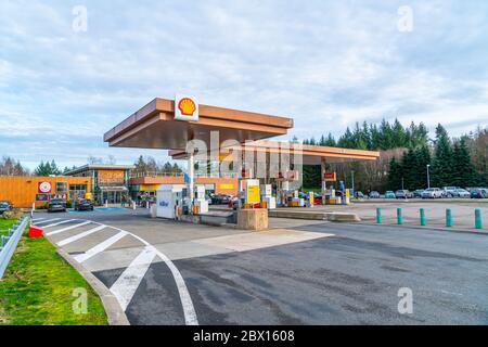 Autostrada A89, Francia 2 gennaio 2020 - pendolari che ricevono gas presso la stazione di servizio Shell Aire de repos de la Correze (zona di riposo Correze) Foto Stock