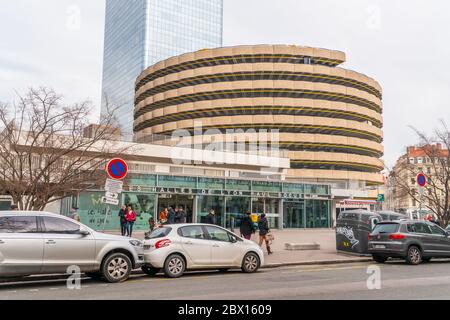 Lione, Francia 3 gennaio 2020 - persone che entrano nella Food Court Les Halles de Lyon Paul Bocuse (le sale di Paul Bocuse) il famoso foodCourt di Lione Foto Stock