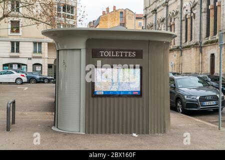 Lione, Francia 3 gennaio 2020 - servizi igienici pubblici nella città di Lione Foto Stock