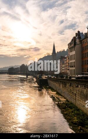 Lione, Francia 3 gennaio 2020 - Vista sul fiume Saone al tramonto con sullo sfondo le vecchie case della vecchia Lione Foto Stock