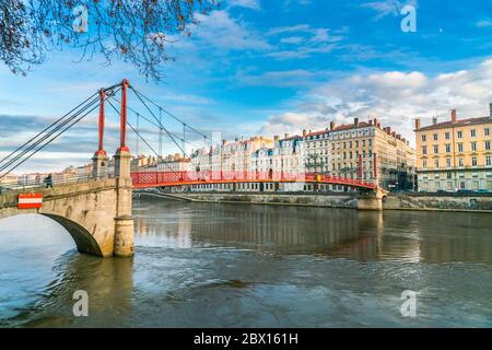 Lione, Francia 3 gennaio 2020 - persone che attraversano il fiume Saone sul ponte Passarelle St. Georges (passerella Saint George) Foto Stock