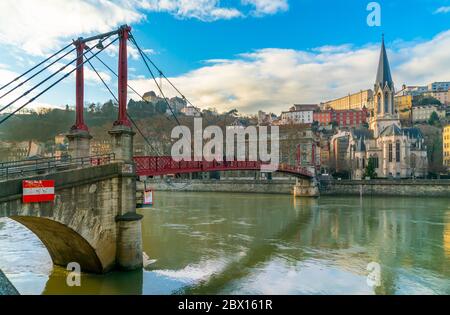 Lione, Francia 3 gennaio 2020 - persone che attraversano il fiume Saone sul ponte Passarelle St. Georges (passerella Saint George) Foto Stock