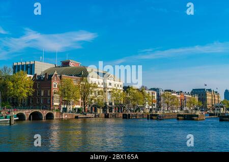 Amsterdam, 9 aprile 2019 - Vista dal fiume AmstelRiver al famoso ex circo e ora teatro Carre Foto Stock