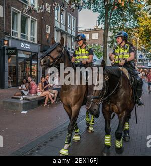 Nijmegen, Paesi Bassi 16 luglio 2018 - due ufficiali di polizia montati nel centro della città Foto Stock