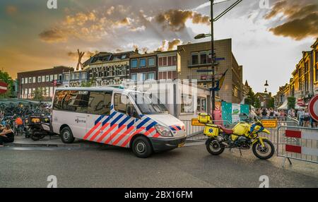 Nijmegen, Paesi Bassi 16 luglio 2018 - polizia van e moto ambulanza parcheggiato all'ingresso del festival di 4 giorni a Nijmegen pronto a reac Foto Stock