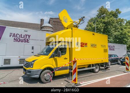 Nijmegen, Paesi Bassi 19 luglio 2018 - Uplink sattelite vagone appena fuori dalla Via Gladiola a Nijmegen Foto Stock