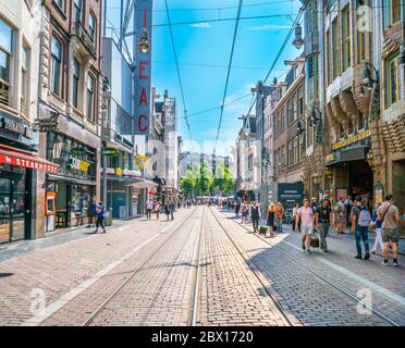 Amsterdam, Paesi Bassi 27 2018 maggio - turisti e gente del posto camminano sul Reguliersbreestraat verso piazza Rembrandtplein Foto Stock