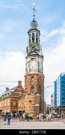 Amsterdam, Paesi Bassi 27 2018 maggio - turisti e locali a guardare la torre Munt nel centro di Amsterdam Foto Stock