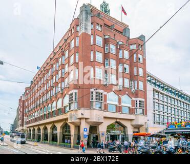 Amsterdam, Paesi Bassi 27 2018 maggio - turisti e gente del posto passano il Carlton Hotel a Vijzelstraat, nel centro di Amsterdam Foto Stock