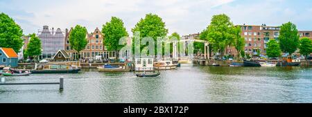 Amsterdam, Paesi Bassi maggio 27 2018 - Case tradizionali e ponte sul Westerdok ad Amsterdam Foto Stock