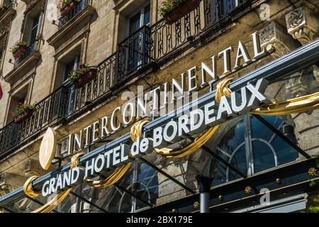 Bordeaux, Francia, 13 maggio 2018 - l'ingresso del Grand Hotel de Bordeaux di notte in attesa di arrivo degli ospiti Foto Stock