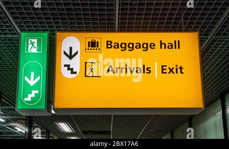 Amsterdam maggio 14 2018 - cartello dell'aeroporto di Schiphol che indica la sala bagagli, la sala degli arrivi e l'uscita Foto Stock