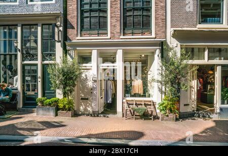 Amsterdam, 7 maggio 2018 - piccolo negozio di abbigliamento presso la Huidenstraat, una delle nove strade del centro della città Foto Stock