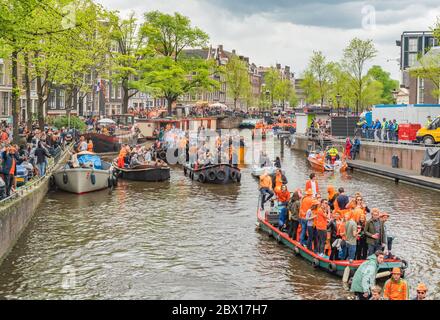 Amsterdam, Paesi Bassi, aprile 27 2018, turisti e gente del posto navigano sul Prinsengracht per celebrare Kingsday Foto Stock