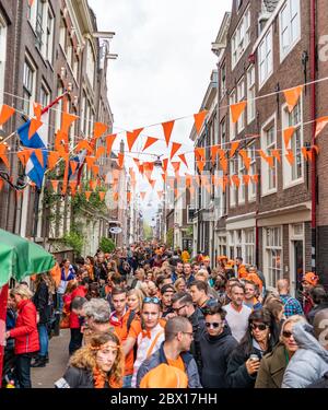 Amsterdam, Paesi Bassi, aprile 27 2018, turisti e locali che visitano la capitale per celebrare Kingsday Foto Stock