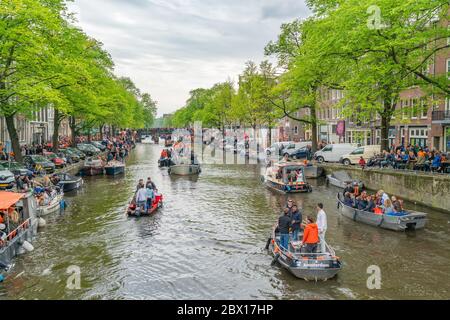 Amsterdam, Paesi Bassi, aprile 27 2018, turisti e gente del posto navigano sul Prinsengracht per celebrare Kingsday Foto Stock