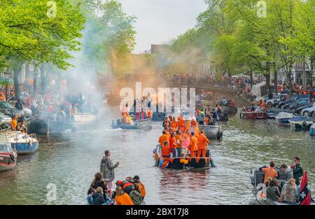 Amsterdam, Paesi Bassi, aprile 27 2018, turisti e gente del posto navigano sul Prinsengracht per celebrare Kingsday Foto Stock