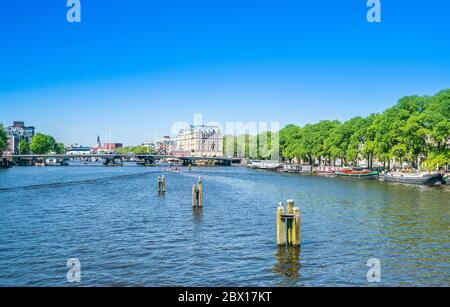 Amsterdam, 7 maggio 2018 - Vista sul nuovo Amstelbrug sul fiume Amstel con l'hotel Amstel sullo sfondo vicino al centro di Amsterdam in estate Foto Stock