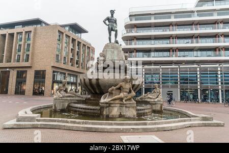 Leeuwarden, Paesi Bassi, aprile 14 2018, gente che passa accanto alla fontana Mercurius Foto Stock