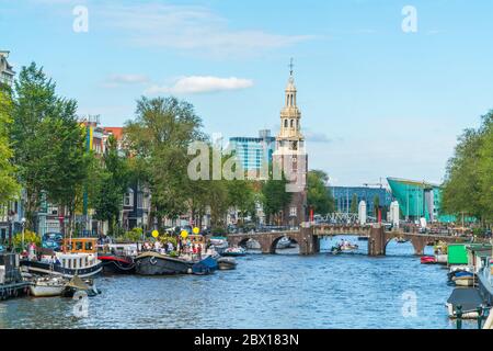 Amsterdam, 5 agosto 2017: Vista sul canale Oude Schans nel centro di Amsterdam Foto Stock