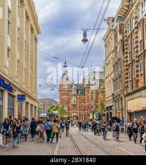 Amsterdam, Paesi Bassi, 5 agosto 2017: Turisti e gente del posto che si fervono sulla Leidsestraat (Leidse-Street) sulla Leidseplein (Leidse-Square) Foto Stock