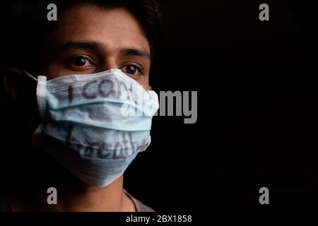 Giovane uomo con indossare non posso respirare l'iscrizione sulla maschera medica viso con spazio copia. Concetto di protesta per il diritto umano del popolo nero negli Stati Uniti Foto Stock