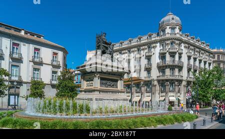 Granada, Spagna, juli 1, 2017: Statua e Fontana su Plaza de Carmen Foto Stock