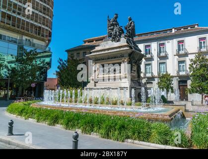 Granada, Spagna, juli 1, 2017: Statua e Fontana su Plaza de Carmen Foto Stock