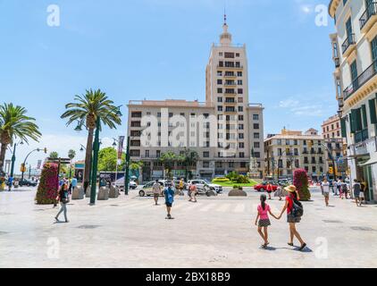 Malaga, Spagna, 27 2017 giugno: Turisti e locali a piedi sulla Plaza de la Marina Foto Stock