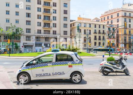 Malaga, Spagna, 27 2017 giugno: Auto della polizia e scooter parcheggiati in Plaza de la Marina Foto Stock