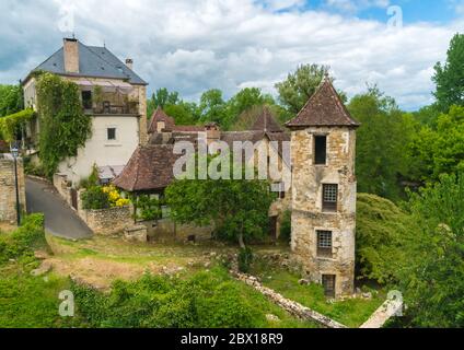 Carennac, Lot, Francia, 5 maggio 2017: Vista di strada silenziosa nella piccola città francese Foto Stock