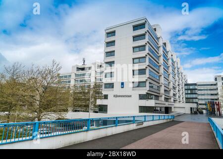 Lelystad, Paesi Bassi, 22 aprile 2017: Il grande edificio per uffici del servizio governamenti nel centro di Lelystad Foto Stock