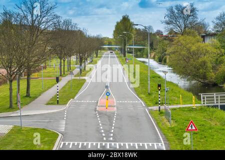 Lelystad, i Nehterlands, 22 aprile 2017: Una macchina sta guidando su una strada locale nel centro di Lelystad Foto Stock