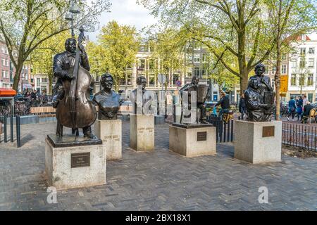 Amsterdam, Paesi Bassi, 22 aprile 2017: Cinque statue di cantanti famosi sull'Elandsgracht nel Jordaan di Amsterdam Foto Stock