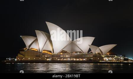 Teatro dell'Opera di Sydney di notte Foto Stock