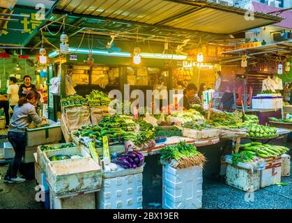 Bancarelle di verdure in un mercato esterno di Hong Kong Foto Stock