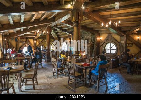 Interno del set di film ricostruito Hobbiton Restaurant in Nuova Zelanda Foto Stock