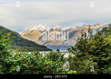 Vista sulle montagne con ghiacciai sul lago Hokitika sull'isola meridionale della Nuova Zelanda Foto Stock