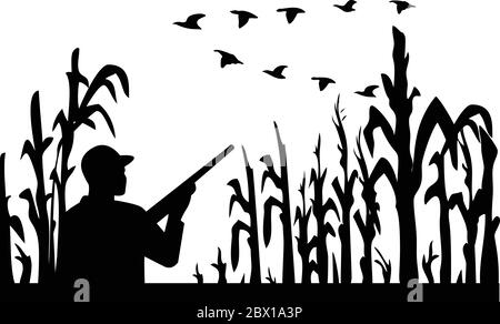 Illustrazione in stile retrò bianco e nero di un'anatra silhouette o cacciatore di uccelli con fucile in campo di mais allagato con stocchi di mais su sfondo bianco isolato Illustrazione Vettoriale