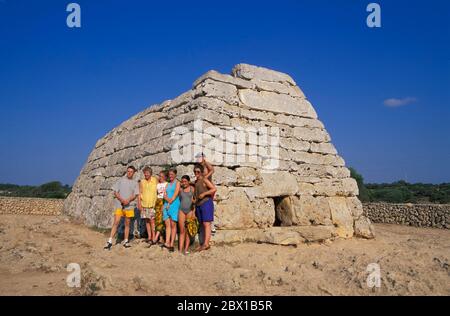 NAVETA des Tudons vicino Ciutadella, isola Baleari Menorca, Spagna, Europa Foto Stock