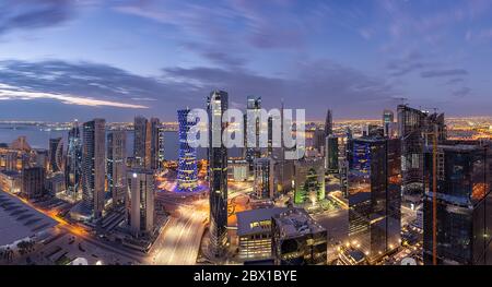 Vista aerea della zona ovest della baia di Doha City. Edifici di Doha Foto Stock
